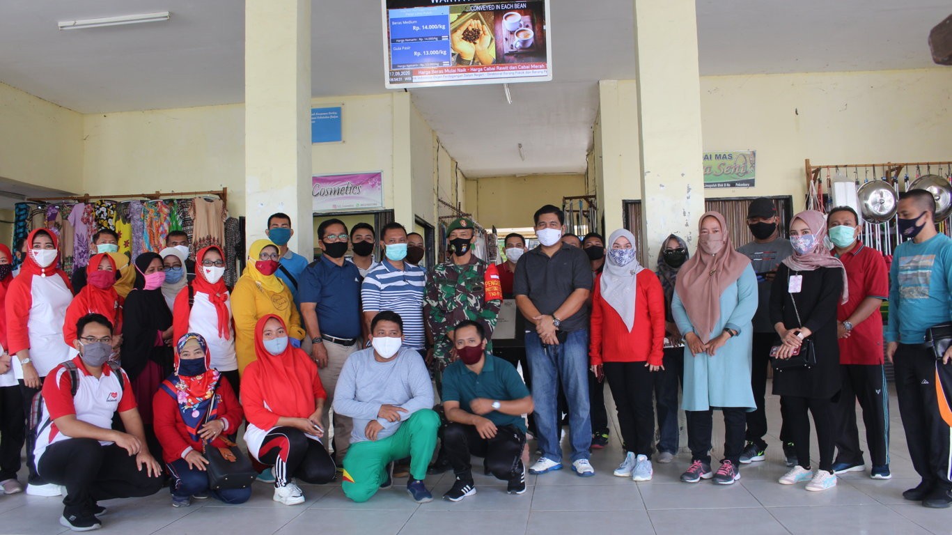 Kesbangpol Riau Bagikan Masker Kepada Masyarakat dan Pedagang di Pasar Lima Puluh Kota Pekanbaru